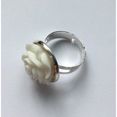 Ring de luxe zilverkleur met witte roos